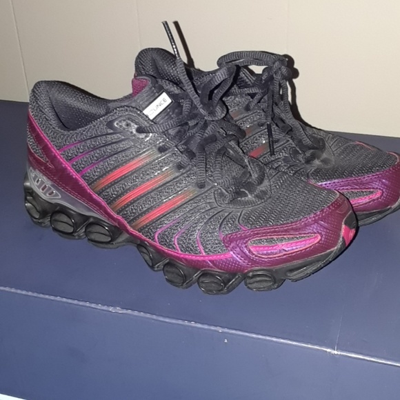 le adidas rimbalzare tennis correndo 65 poshmark donne le adidas rimbalzare tennis correndo 65 poshmark donne
